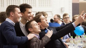 De unge politikere fra Venstres Ungdom fejrede sejren med et selfie. © DR Ultra